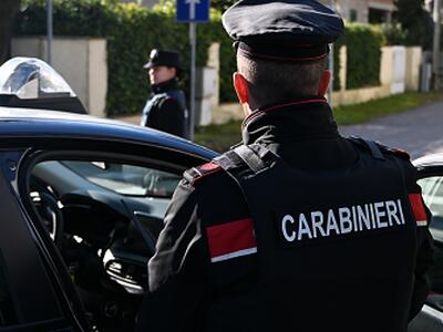 Sorpreso con 51 involucri di cocaina, arrestato dai carabinieri. Manette anche dopo una truffa dello specchietto