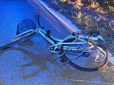Donna in bici muore travolta da un'auto pirata nel cuore della notte