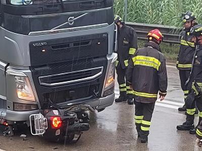 Scontro tra scooter e mezzo pesante, muore Mauro Lotumolo