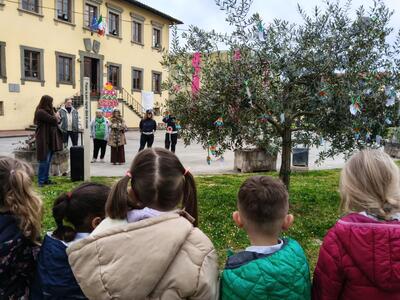 I bambini di Porcari parlano di pace: messaggi sull'ulivo di piazza Orsi