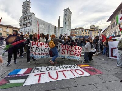 In città si protesta senza fare casino, a parte una bandiera americana data a fuoco: forse questi idioti andrebbero 'deportati' in Iran