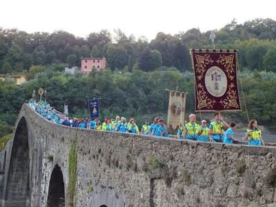 Una solenne e partecipata processione fino al Ponte del Diavolo ha celebrato l’ottavo centenario della morte di San Francesco