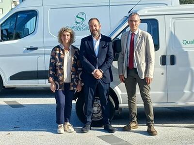 Mense scolastiche: la flotta per la consegna dei pasti diventa 100 per cento elettrica