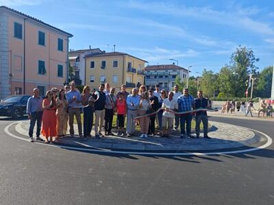 Inaugurata la nuova rotatoria fra via della Formica e via Consani. Pardini: "Abbiamo sostituito un incrocio pericoloso e congestionato con un'opera che fluidifica il traffico e aumenta la sicurezza di tutti"