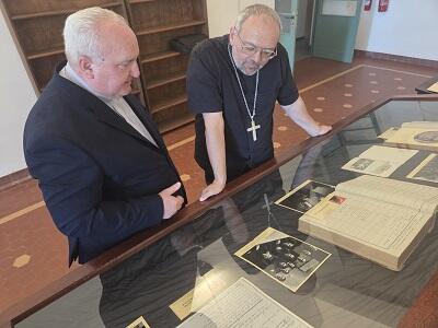 Inaugurata presso il Seminario di Monte San Quirico la mostra biografica su mons. Emilio Maggini (1926-2008) a cento anni dalla nascita