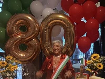 La lucchese Giuseppina Micheletti, cavaliere della Repubblica, ha festeggiato il traguardo degli 80 anni assieme a 120 amici