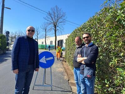 Cantonieri all'opera in via della Maulina. L'assessore Bruni: "Lavoro prezioso che intendiamo intensificare per la cura del territorio"