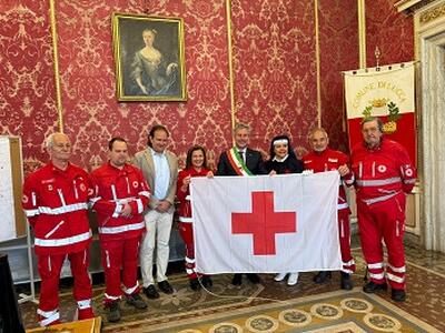 Giornata mondiale della Croce Rossa, consegnata la bandiera alle istituzioni locali