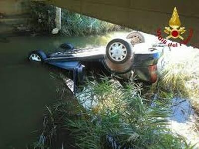 Tre ragazzi fuori strada con l'auto in un fosso nella notte: un 26enne annega nell'abitacolo