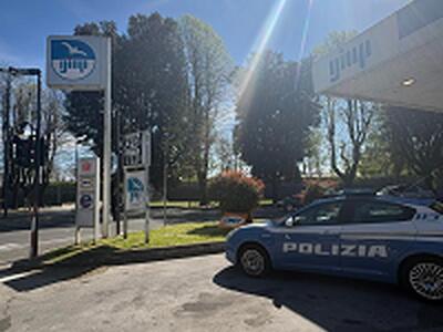 Distributore pieno di irregolarità in via Lazzaro Papi: chiuso dalla polizia
