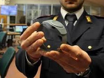 Maltrattamenti in famiglia: la questura di Lucca applica il divieto di avvicinamento con braccialetto elettronico a un 44enne