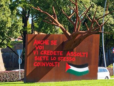 Difendere Lucca non ci sta a fare lo zerbino del sindaco: "Rimuovere quanto prima la scultura davanti Porta Sant'Anna"