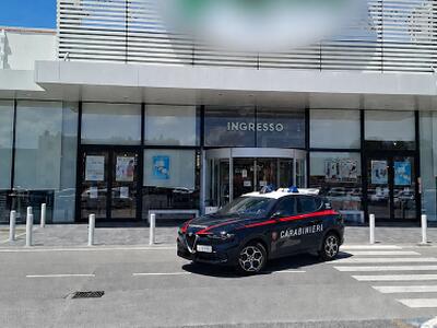 Ruba capi di abbigliamento in un negozio arrestato dai carabinieri