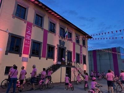 T-shirt del Giro omaggio, pedalate serali e vetrine a tema: Porcari è pronta al Week-end Rosa