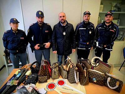 Denunciati parcheggiatori abusivi e sequestrata merce contraffatta: blitz della polizia al Forte