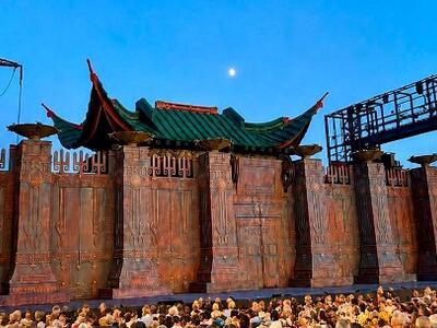 Turandot. La città dell'enigma di Ezio Frigerio al Festival Puccini di Torre del Lago