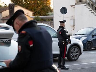 Minaccia la convivente con un coltello e tira un fendente ai carabinieri