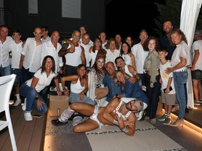Andrea Taddeucci e i suoi primi sessant'anni: una festa per celebrarli con le torte di Damiano Carrara e la band del Mama Mia