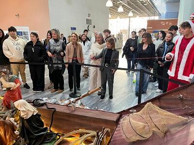Gli studenti dell'IIS Galilei-Artiglio di Viareggio all'ospedale Versilia per l'inaugurazione del presepe 'Mare di luce, onde di rinascita'
