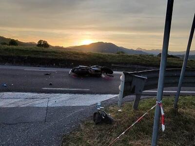 Scontro auto-moto sulla via del Brennero: traffico bloccato e feriti lievi