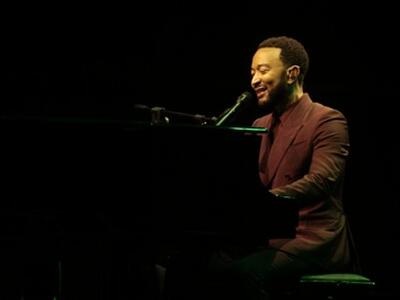 “Cerchiamo tutti intimità e connessione”: John Legend incanta piazza Napoleone con una serata di canzoni e storie