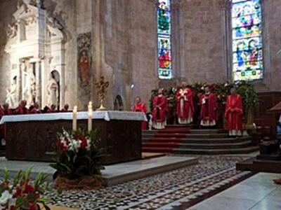 Cattedrale, messa solenne per la festa liturgica dell'esaltazione della Santa Croce. Giulietti: «Alziamo lo sguardo all'ideale, alla prospettiva, al desiderio, al sogno»