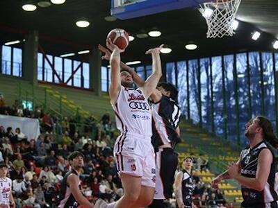 Vola al comando il Basket Club Lucca con la sua 13^ vittoria consecutiva