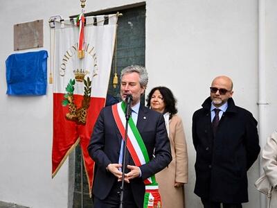 Inaugurata una targa in memoria di Giacomo Puccini in piazza S. Maria Bianca il Maestro frequentò i locali della attuale scuola "G. Pascoli" già sede dell'Istituto Musicale Pacini