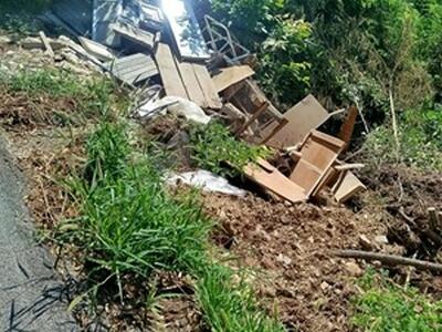 Abbandonano rifiuti lungo la strada per Granaiola: i multati ripuliscono il versante