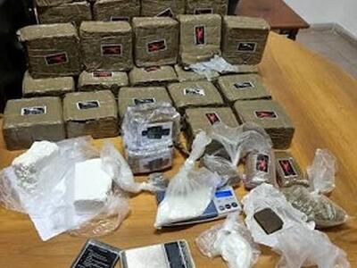 La polizia arresta un extracomunitario e sequestra oltre 60 grammi di stupefacente tra cocaina e hashish
