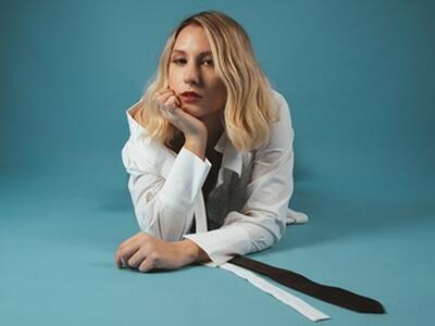 Sul palco dell'Estate Porcarese arriva Giulia Mei, la cantautrice di "Bandiera"