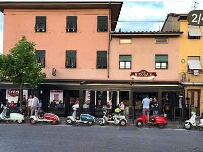 Grande festa per i 30 anni di attività del pub Nicola's sede del Lambretta Club Lucca