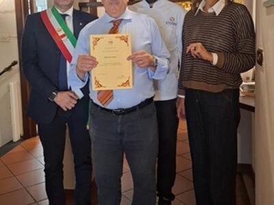Il sindaco Pardini consegna la pergamena celebrativa del Comune di Lucca al Ristorante Stefani per i centocinquant'anni di attività