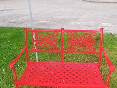 Ritinteggiata di rosso la panchina dedicata a Vania Vannucchi