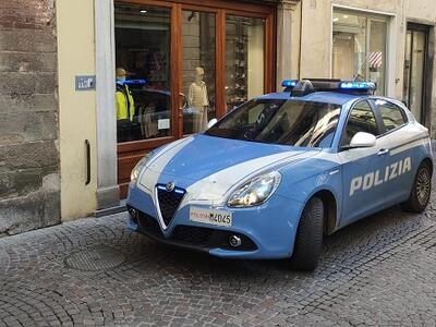 Poliziotto libero dal servizio sventa furto nel centro storico di Lucca