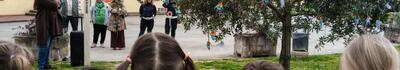I bambini di Porcari parlano di pace: messaggi sull'ulivo di piazza Orsi