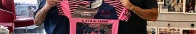 Del Carlo consegna a Fanini la maglia ufficiale Paper District della Città di Tappa del Giro d'Italia 2026 (Photogallery)