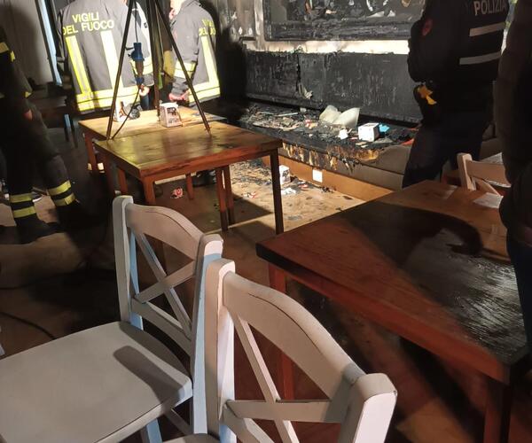 Incendio doloso al bar-pasticceria Dhea in viale Regina Margherita