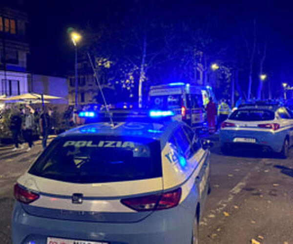 Richiama dei ragazzi che scorrazzavano coi motorini e viene massacrato di botte