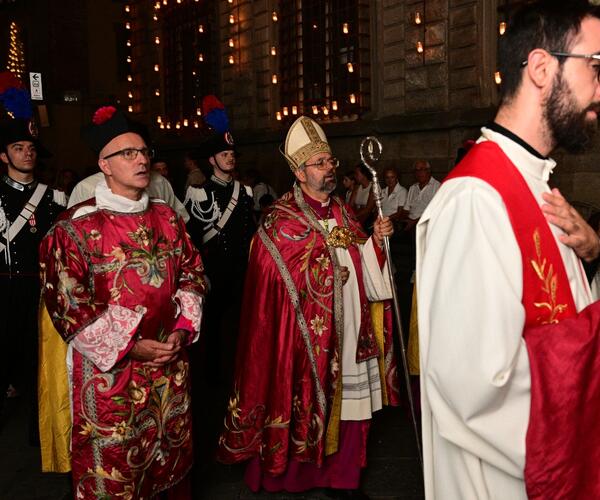 Luminara di Santa Croce, una magia che si ripete accompagnata e riscaldata da 2 mila 400 lumini