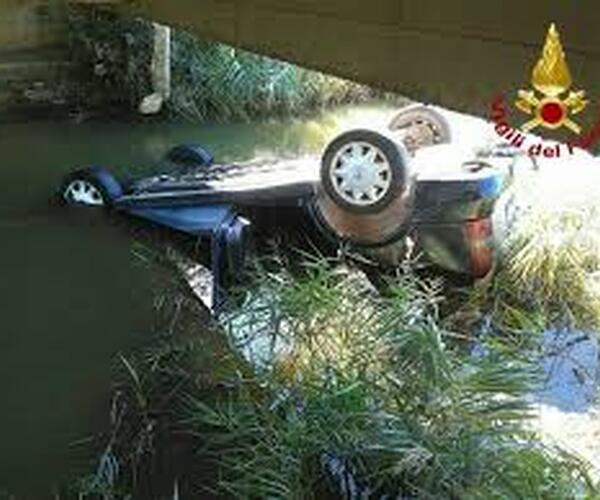 Tre ragazzi fuori strada con l'auto in un fosso nella notte: un 26enne annega nell'abitacolo