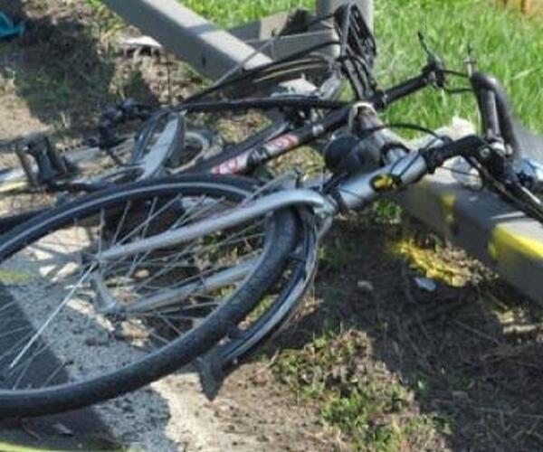 Trovato morto accanto alla bici in via delle Ville a Capannori: investito da un'auto pirata?