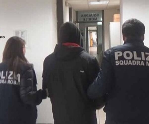 Italiano di 21 anni arrestato: tentava di adescare una ragazza minorenne e deteneva anche materiale pedopornografico
