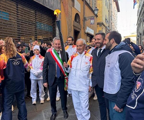 La fiaccola olimpica è arrivata a Lucca, grande tedoforo Stefano Gori