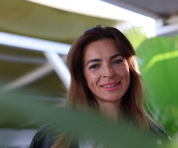 Camelia Mihahilescu, moglie di Roberto Vannacci, mostra il dito medio agli antifascisti che cantano Bella ciao: strepitosa!