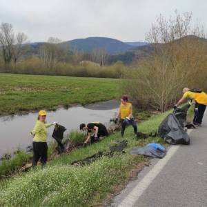 I giovani mentre raccolgono i rifiuti