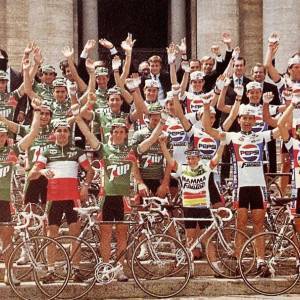 thumbnail_10. tommasini e gli atleti dei teams 7UP Fanini e Pepsi Fanini in Vaticano