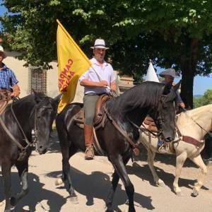 Foto cavalieri con bandiera Campagna Amica 