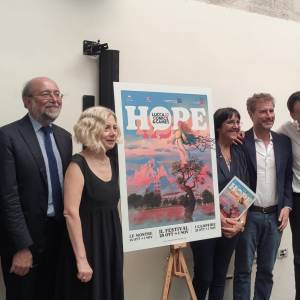 i relatori della conferenza stampa con l'immagine del poster