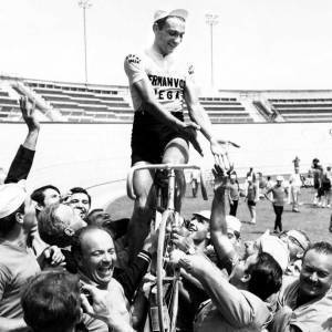 7. Ole Ritter festeggiato dopo aver fatto il record dell'ora